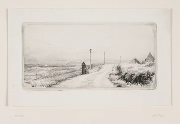 Strada di campagna con donna che passeggia. Pomeriggio di sole