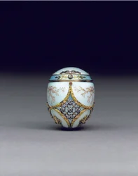 Rara bonbonnière a uovo bicolore con gioielli, 1896-1908