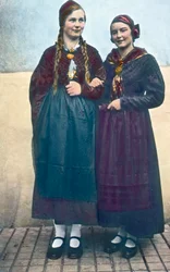 Austria, Ritratto di due giovani donne della Carinzia. Data immagine: circa 1920. Archivio Carl Simon