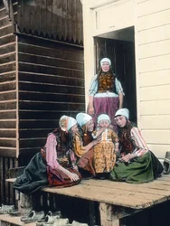 Paesi Bassi, ritratto di una famiglia olandese. Madre orgogliosa con le sue quattro figlie, circa 1920, Archivio Carl Simon