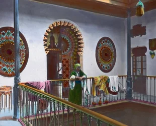 Nord del Marocco, donna marocchina in galleria, circa 1910, Archivio Carl Simon