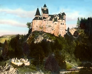 Romania, Transilvania, il Castello di Bran (conosciuto come il castello di Dracula) vicino al villaggio di Bran e alla città di Brasov, circa 1920, Archivio Carl Simon