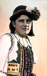 Romania, ritratto di una ragazza in costume tradizionale, circa 1920, Archivio Carl Simon