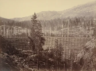Bacino di Rudyard. Diga centrale alta 114 piedi; gabbia di legno e riempimento in pietra
