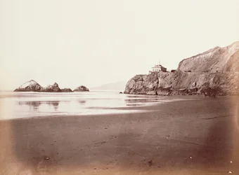 [La casa sulla scogliera dalla spiaggia]