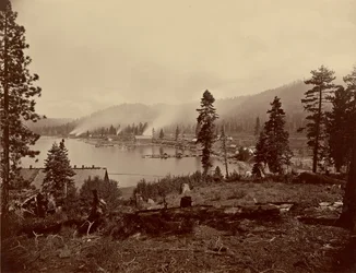 Veduta della baia di Gleenbrook [sic], lago Tahoe, con le segherie, i frangiflutti e le navi a vapore della Carson and Tahoe Lumber and Flume Co. e il capolinea del lago Tahoe, N.G.R.R.