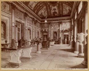 Roma - Villa Borghese - Salone del Museo a piano terreno