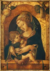 La Madonna e il Bambino su un parapetto di marmo