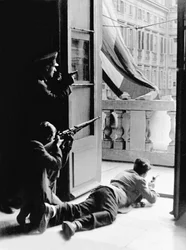 Liberazione di Torino durante la Seconda Guerra Mondiale: il municipio durante le battaglie di fuoco (foto b/n)