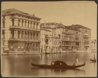 I palazzi Rezzonico, Giustiniani e Foscari lungo il Canal Grande