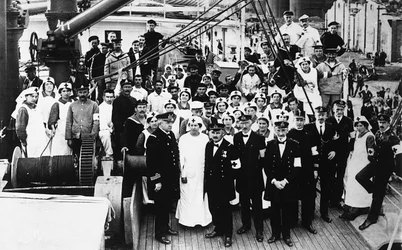 Membri della Croce Rossa su una nave durante la Prima Guerra Mondiale