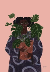 Donna con una pianta di Monstera in mano