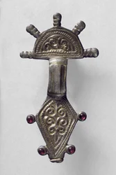 Spilla con testa radiante, da Marchelepot, Somme, probabilmente carolingia, c.VII-X secolo