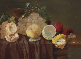 Uva, pesche, un limone, prugne, ciliegie e un roemer su un tavolo parzialmente imbandito