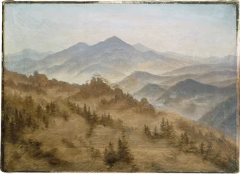 Montagne nella nebbia che sale