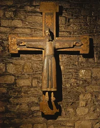 Cristo sulla croce, completamente vestito