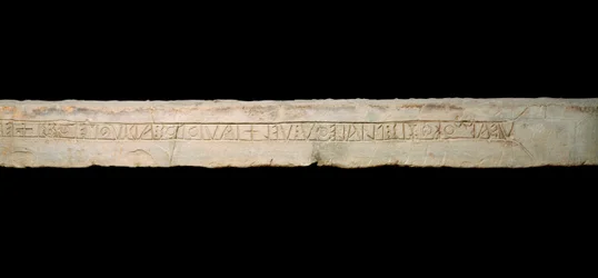 Arte celtica: "tributo alle divinità". Iscrizione incisa in alfabeto celtico (Ogham). Dalla regione di Como, Italia. Fine VI inizio V secolo a.C.