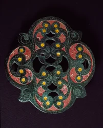 Arte celtica: piastra di bronzo traforata con incrostazione di smalto. I secolo d.C. Da Paillard (Oise). Breteuil, museo archeologico