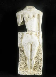 Donna con tre seni. Statuetta realizzata dal vasaio celtico Rextuguenos, firma e rouelles (unico vasaio armoricano conosciuto), per il Laraire (luogo di preghiera in una villa romana)