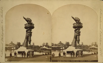 Mano colossale e torcia della "Libertà" in mostra alla Centennial Exhibition di Filadelfia