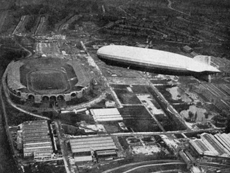 Il dirigibile tedesco Graf Zeppelin sorvola Wembley durante la finale della FA Cup, Londra, 1930