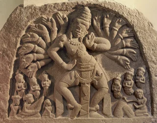 Shiva danzante a sedici braccia