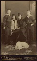 Imperatrice Maria Fyodorovna con i figli, Nicholas Alexandrovich, George Alexandrovich e Xenia Alexandrovna