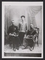 Charles Bell seduto con il tredicesimo Dalai Lama e il principe ereditario del Sikkim, Sidkeong Tulku Namgyal, nel 1910 (foto b/n)