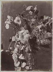 Studio di fiori con vaso ornamentale