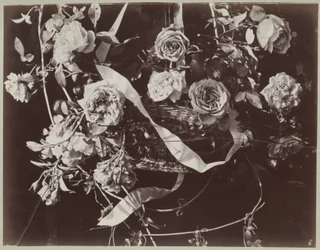 Studio di fiori con cesto e nastri