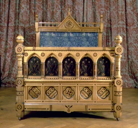 Letto intarsiato in stile gotico con testiera imbottita, realizzato da Marsh & Jones, c.1866
