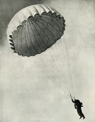 Aviatore che usa un paracadute durante la Seconda Guerra Mondiale, 1941