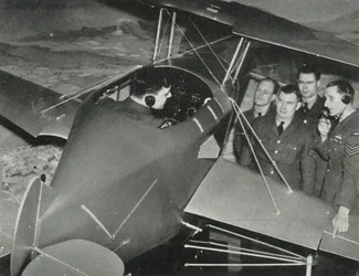 Personale RAF che impara a volare in un simulatore di volo durante la Seconda Guerra Mondiale, 1941