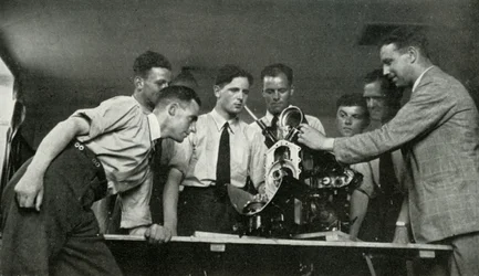 Personale RAF che riceve istruzioni sui motori aeronautici, 1941
