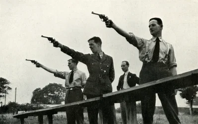 Pratica di tiro con il revolver alla Scuola di Addestramento al Volo Elementare, 1941