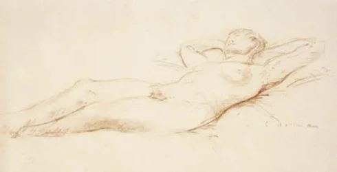 Modella femminile sdraiata con le mani sotto il collo
