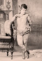 Ritratto di Nora Hilderbrandt, la donna tatuata
