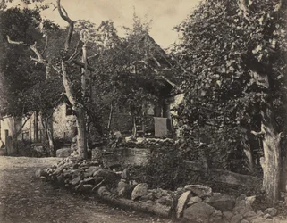 Scena rurale con edificio in pietra e croce