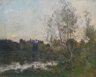 Un lago nel bosco al tramonto