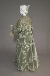 Cappotto da sera di Bertha Palmer, c.1902 (vista obliqua posteriore). Seta satinata con velluto tagliato a motivo di grano, pizzo di filo metallico, nappe di seta metallica. Worth, Parigi.