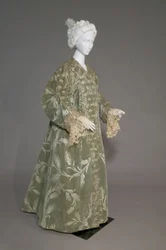 Cappotto da Sera di Bertha Palmer, c.1902 (vista obliqua frontale). Raso di seta con velluto tagliato a motivo di grano, pizzo con filo metallico, nappe di seta metallica. Worth, Parigi.
