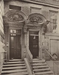 Due Portali, Laurence Pountney Hill, East Central