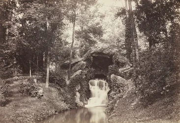 Vista della piccola grotta verso lo stagno dei cervi, Bois de Boulogne
