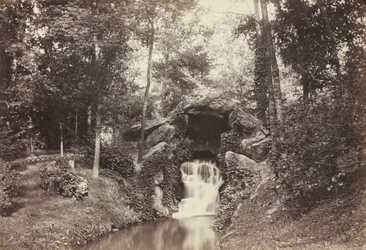 Vista della piccola grotta verso lo stagno dei cervi, Bois de Boulogne
