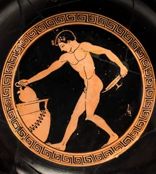 Tazza: ragazzo che si prepara a disegnare il liquido dionisiaco (ceramica a figure rosse, riflessi rosso scuro)