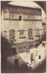 Facciata di una casa romanica a Saint-Gilles du Gard