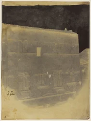 Parte superiore della facciata di una casa romanica a Saint-Gilles du Gard