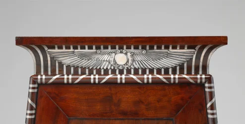 (dettaglio) di un armadietto per monete ornato con emblemi egiziani in argento, c.1805