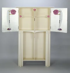 Armadi, realizzati per 14 Kingsborough Gardens, Glasgow, 1902; due figure sulle porte laterali in mantello e turbante arabo che tengono lanterne
