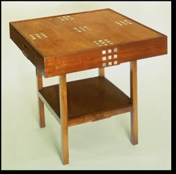 Tavolo con intarsi di madreperla, 1918 (legno di mogano macchiato con intarsi di madreperla)